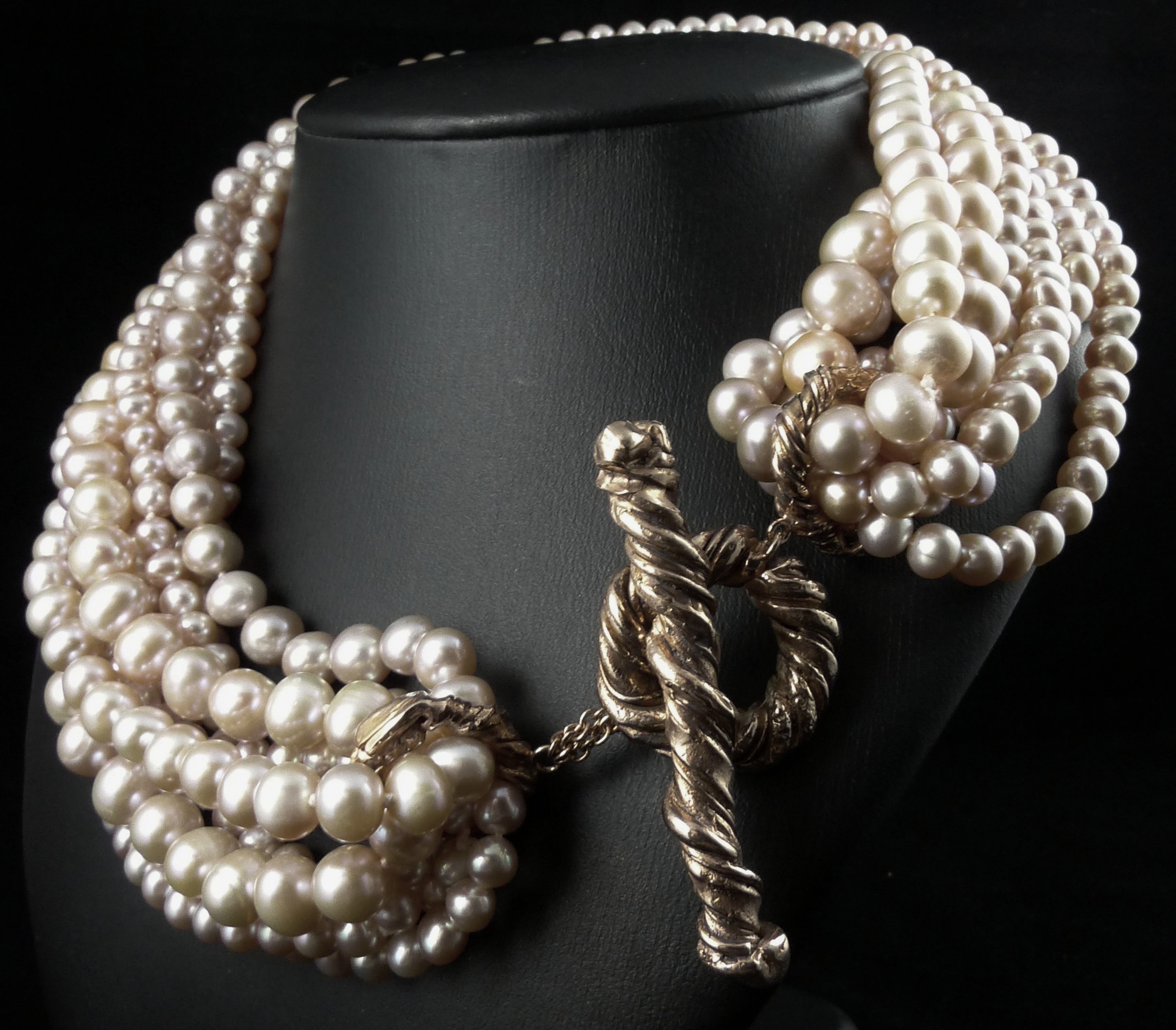 Pearl necklace with gold clasp